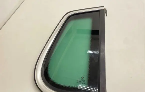 Volkswagen Tiguan Rear side window 5N0845042