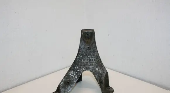 Audi A4 S4 B7 8E 8H Engine mounting bracket 8E0199308AR