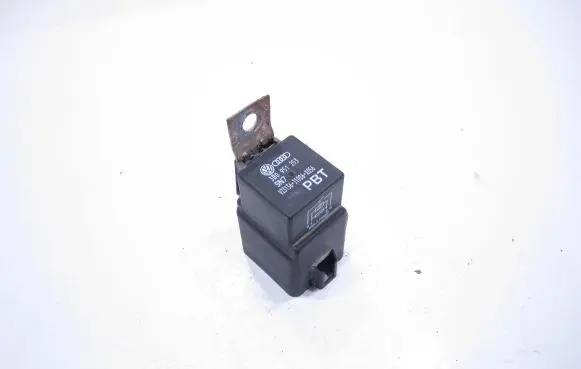 Volkswagen PASSAT B7 Other relay 3B0951253 V23136J1006X05