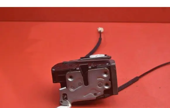 Opel Insignia A Front door lock 13597530