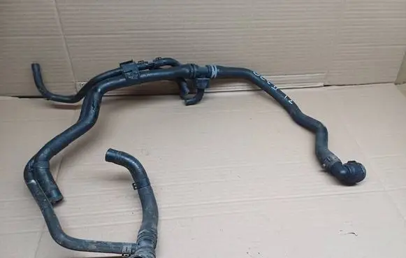 Engine coolant pipe/hose