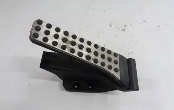 Mercedes-Benz E W212 Accelerator throttle pedal A2043000204