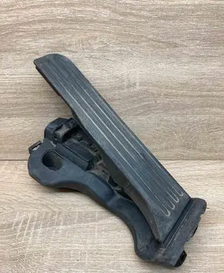 Volkswagen PASSAT B6 Accelerator throttle pedal 1K1721503L 6PV00860000