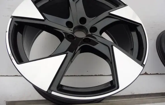 Volvo EX90 R22 alloy rim 32134890