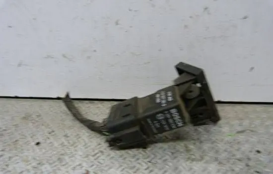 Volkswagen PASSAT B6 Glow plug pre-heat relay 0281003038