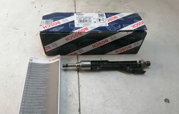 BMW M5 Fuel injector 13647599876 10213541