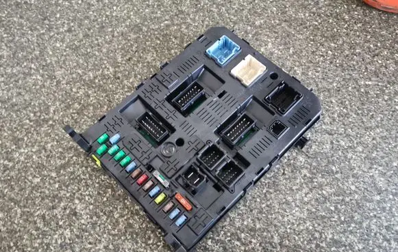 Citroen Berlingo Fuse module 9664058780
