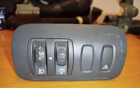Renault Megane II Headlight level height control switch 8200079020