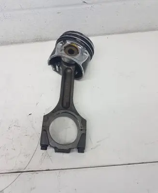 Hyundai Tucson JM Piston with connecting rod 686B