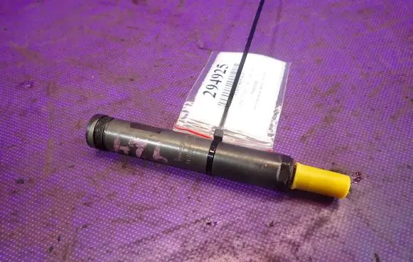 Opel Zafira A Fuel injector 90573867