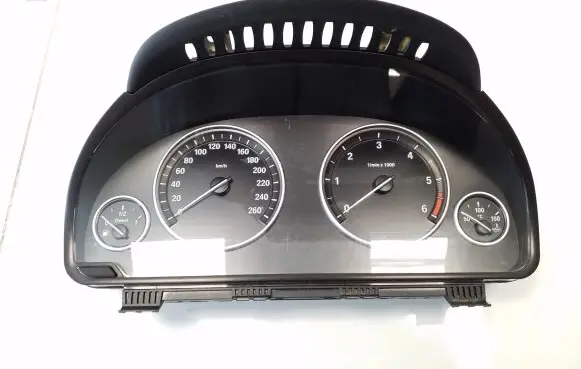 BMW 5 F10 F11 Speedometer (instrument cluster) 93646071