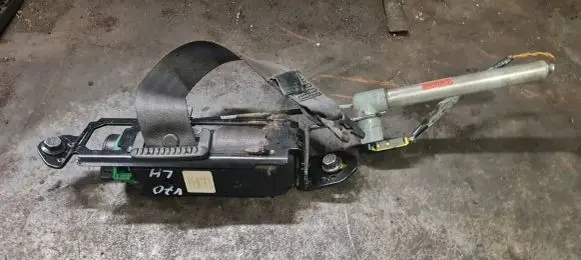 Volvo V70 Front seatbelt 8626244