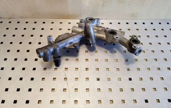 Toyota Avensis T270 Other engine bay part