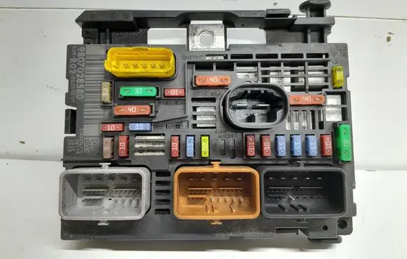 Citroen C4 Grand Picasso Fuse module 9807028580