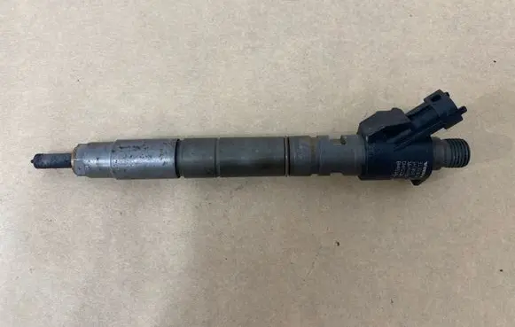 Volvo V40 Fuel injector 31303238