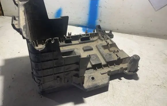 Volkswagen Touran I Battery box tray 1K0915333