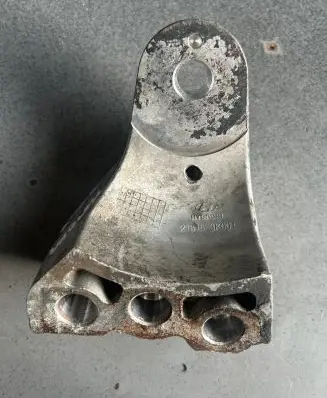 Hyundai Sonata Engine mount bracket 218153K001