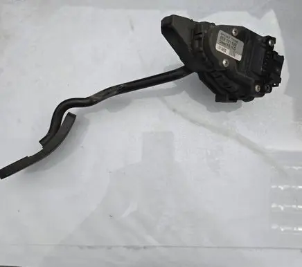 Volkswagen PASSAT B5 Accelerator throttle pedal 8E2721523 6PV00777008