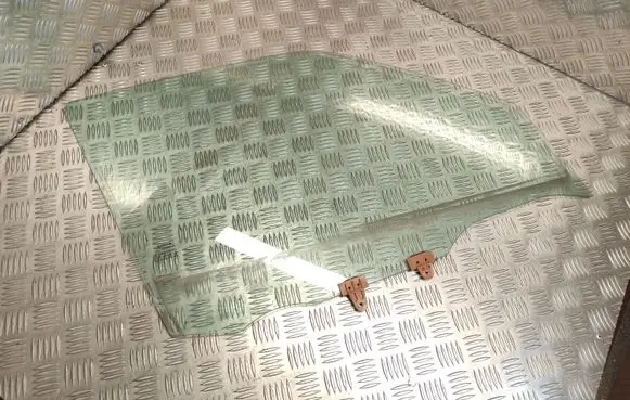 Nissan Juke I F15 Front door window glass four-door