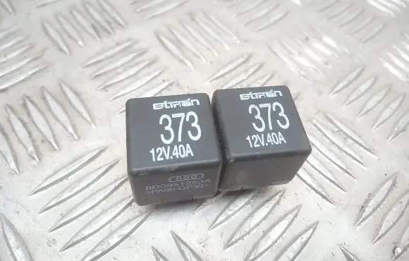 Volkswagen PASSAT B5.5 Other relay 8D0951253A