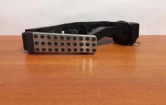 Mercedes-Benz E W211 Accelerator throttle pedal A1703000082 A2033010001