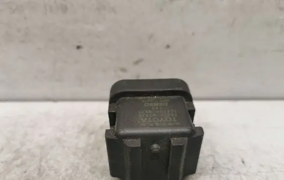Toyota Avensis T250 Glow plug pre-heat relay 2861067010