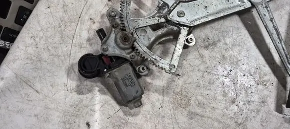 Toyota Corolla Verso E121 Front door window regulator with motor 8571013030 0620401520