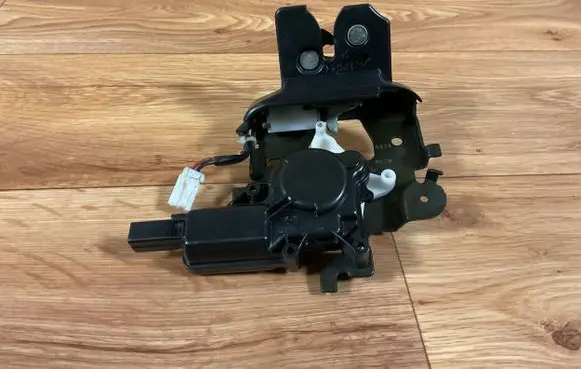 Mazda 3 I Tailgate/trunk/boot lock/catch/latch B6724
