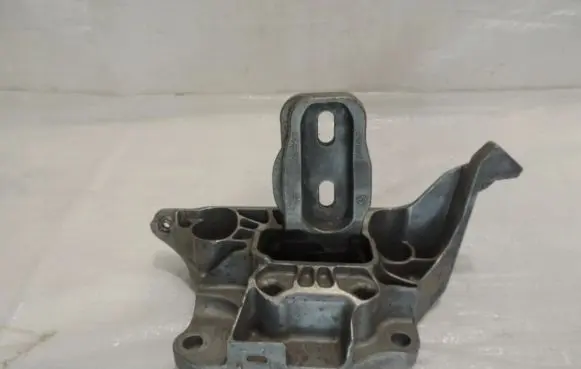 Opel Mokka B Engine mounting bracket 9824312980