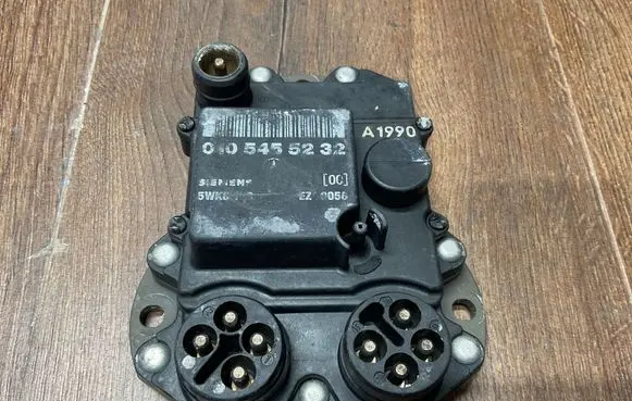 Mercedes-Benz E W124 Ignition amplifier control unit 0105455232