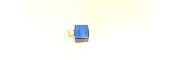 Volkswagen PASSAT B5 Other relay 8a0951253 899587