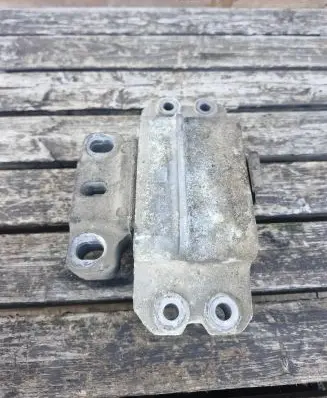 Volkswagen Touran I Engine mount bracket