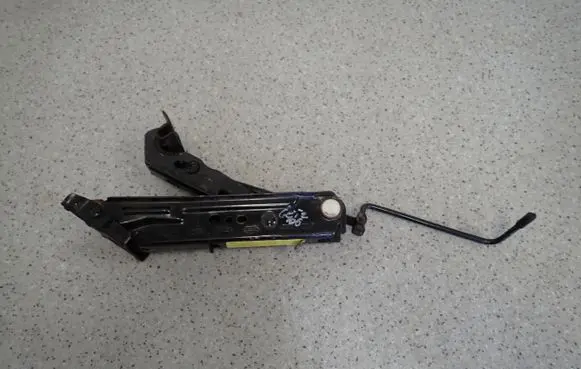 Hyundai Getz Spare wheel mounting bracket 