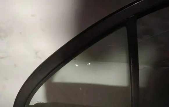 Toyota Avensis T250 Rear vent window glass as2