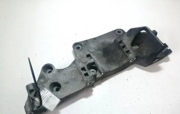 Engine mounting bracket