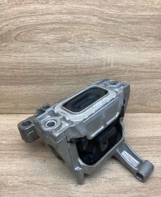 Volkswagen Tiguan Engine mount bracket 5N0199262M
