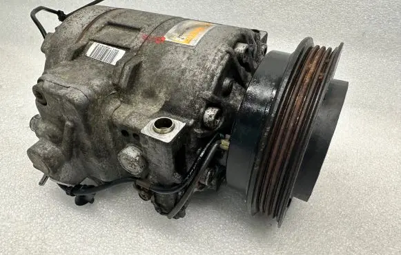 Volkswagen PASSAT B5.5 Air conditioning (A/C) compressor (pump) 8D0260808 8D0260805B