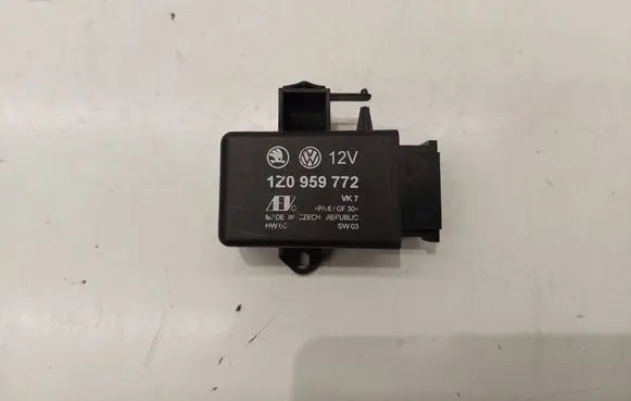 Volkswagen PASSAT B6 Seat heating relay 1Z0959772