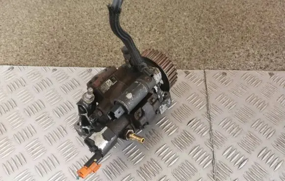 Renault Megane II Fuel injection high pressure pump 8200663258