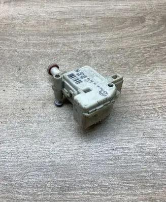 Volkswagen Golf IV Fuel tank cap lock motor 1J6810773A 3B0959782
