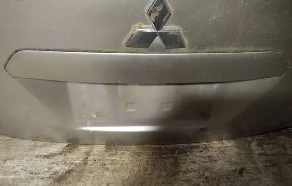 Mitsubishi Endeavor Trunk door license plate light bar 