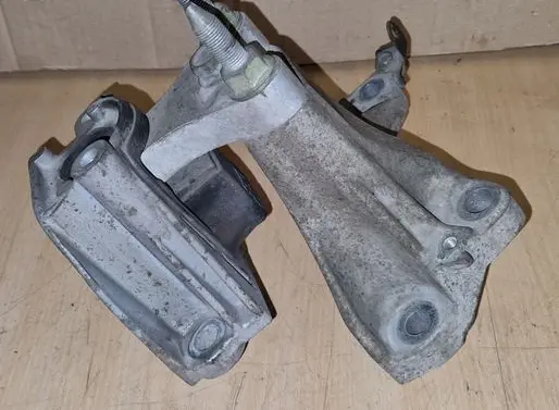 Honda Civic Engine mount bracket