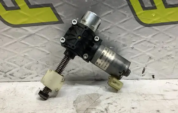 BMW 5 F10 F11 Seat adjustment motor 9168761 0390204070