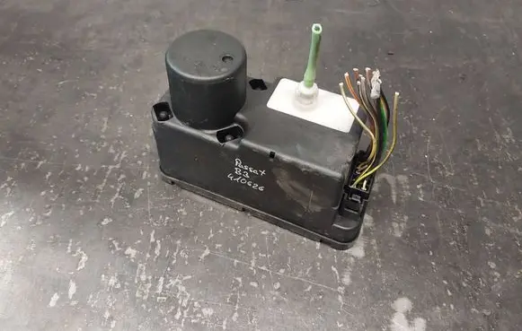 Volkswagen PASSAT B3 Central locking vacuum pump 1H0962257G