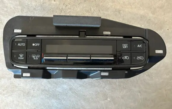 Toyota Auris E180 Climate control unit 5590002C60