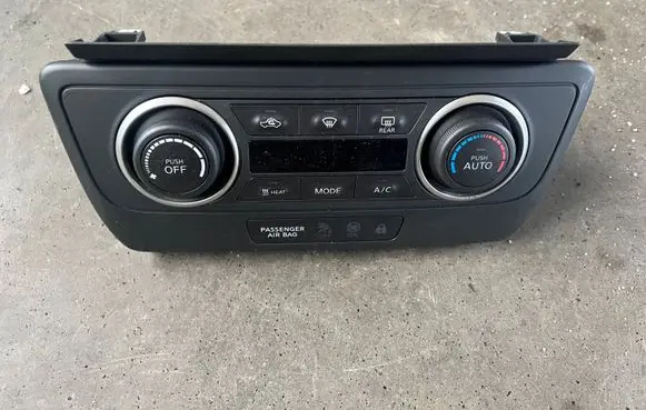 Nissan Leaf II (ZE1) Climate control unit