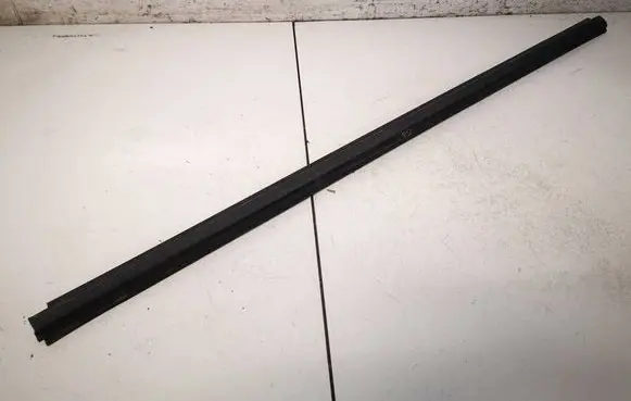 Volkswagen PASSAT B6 Front door glass trim molding 3C4837471B