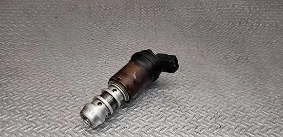 BMW 1 E81 E87 Camshaft vanos timing valve 13150137