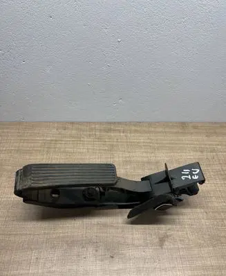 Mercedes-Benz E W211 Accelerator throttle pedal 2113000404