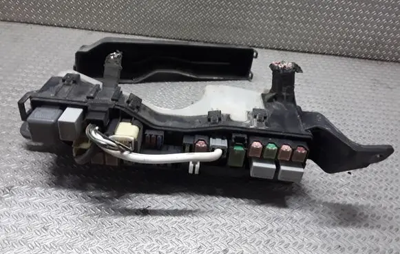 Toyota Corolla Verso AR10 Fuse module